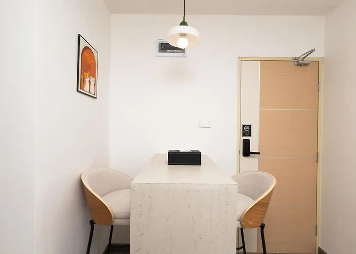 Lovely For 2 Guests In The Heart Of Sathorn 아파트 *